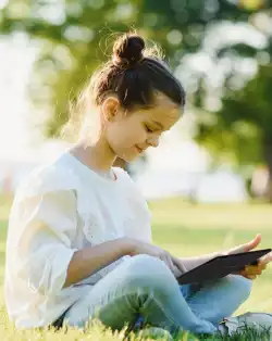 Таблет и четец Hanspreee Lumo Paper 7.8", 64 GB, в комплект с калъф Smart Folio                          