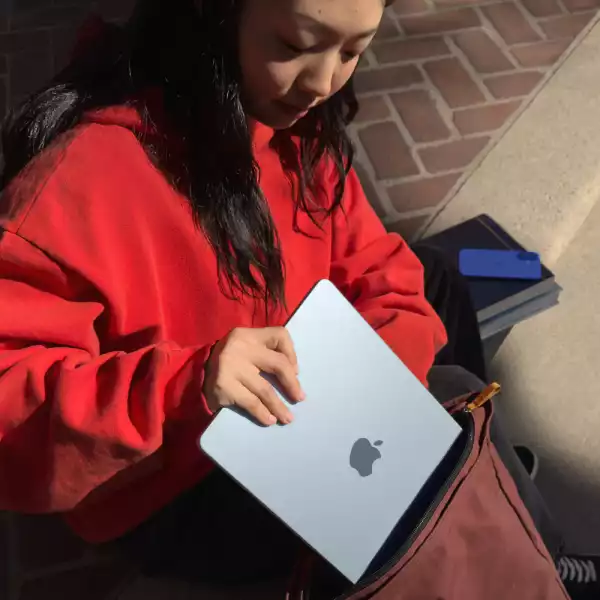 Лаптоп Лаптоп Apple MBA 13.6: STARLIGHT/M4 10C CPU/10C GPU/16GB/512GB-ZEE